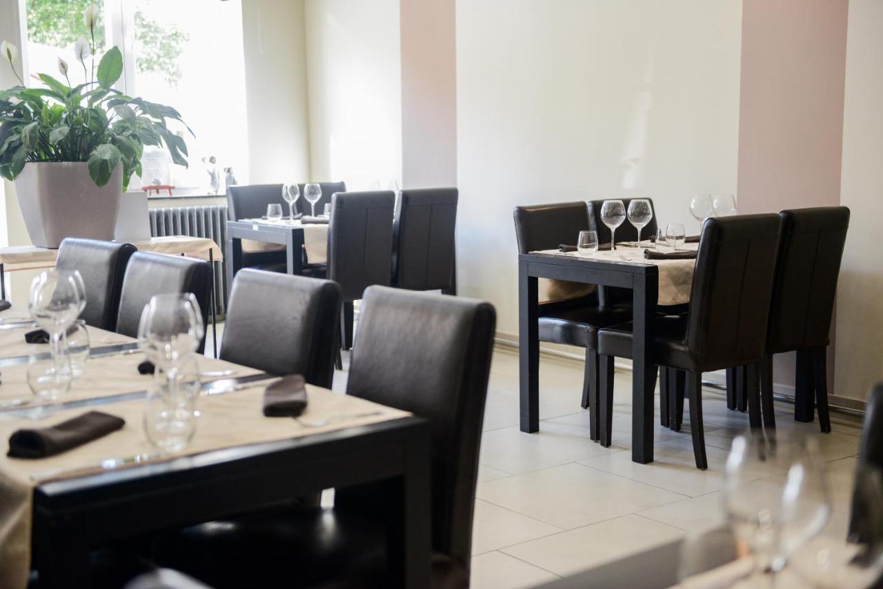 Logis Le Saint Hubert Hotel Haybes Bagian luar foto