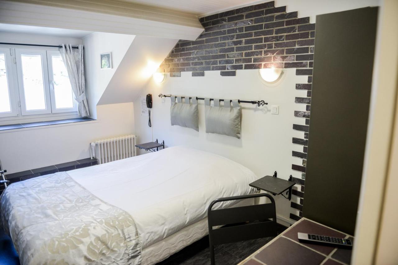 Logis Le Saint Hubert Hotel Haybes Bagian luar foto