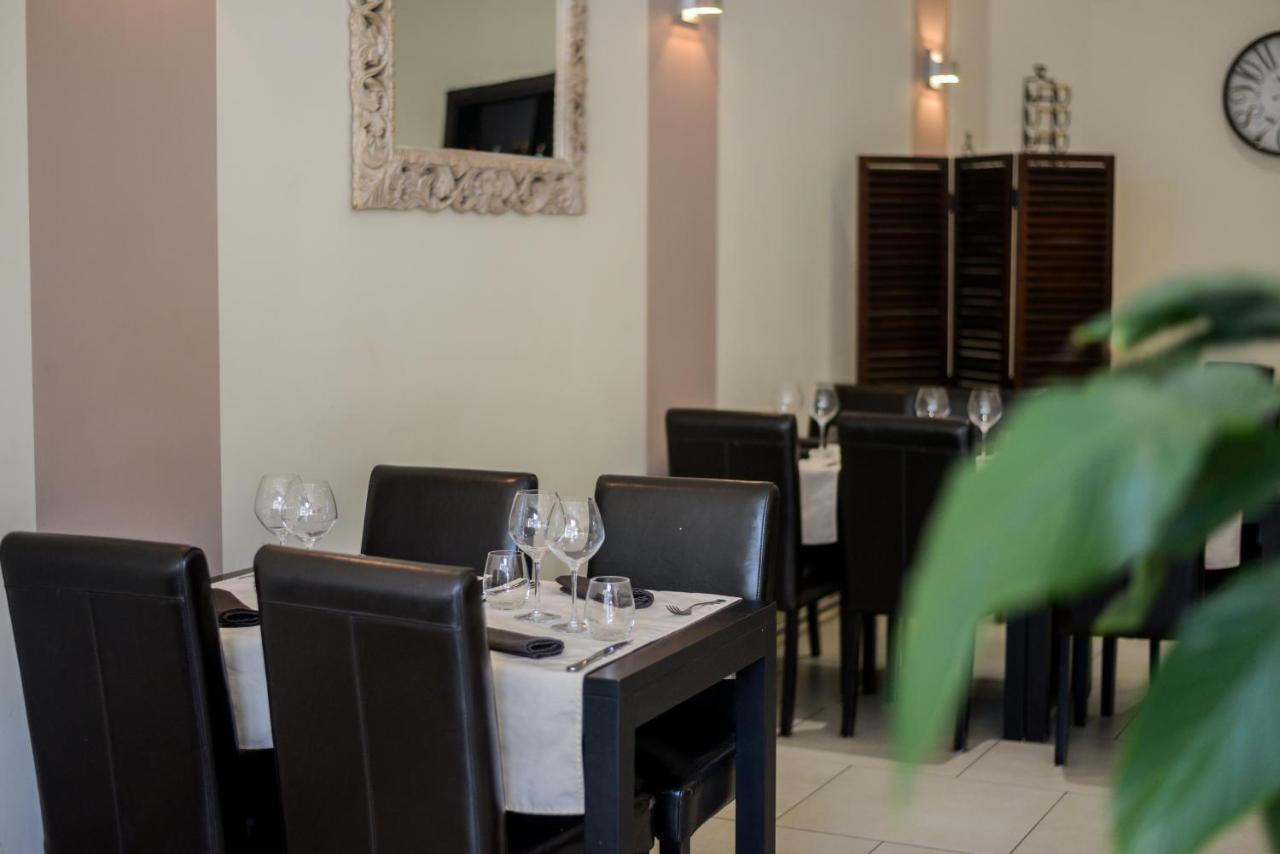 Logis Le Saint Hubert Hotel Haybes Bagian luar foto