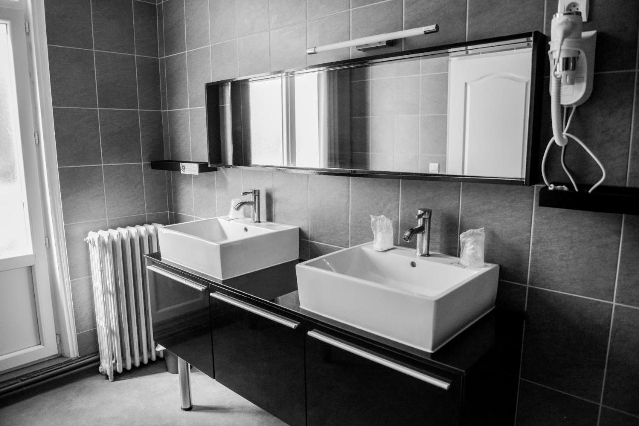 Logis Le Saint Hubert Hotel Haybes Bagian luar foto
