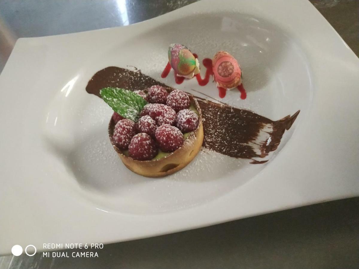 Logis Le Saint Hubert Hotel Haybes Bagian luar foto
